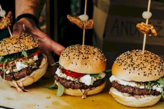 avem burger fest la arena nationala f09f8d94timp de trei zile aici vor fi competitii de mancare muzica si cursuri culinare cateii sunt bine veniti 6a1482ed5eaa8
