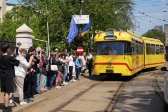 foto bucurestiul si a scos tramvaiele de poveste la plimbare parada tramvaielor tocmai a inceput si e gratis sa te urci daca prinzi vreun loc 6a1c097b1ba0f