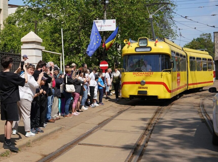 foto bucurestiul si a scos tramvaiele de poveste la plimbare parada tramvaielor tocmai a inceput si e gratis sa te urci daca prinzi vreun loc 6a1c097b1ba0f
