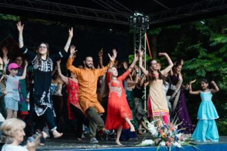 foto f09faab7 maze karo festivalul namaste e in iunie la bucuresti gradina botanica se umple de sari henna yoga dans ca n serialele bollywood si sesiuni de meditatie 6a194a5a8d937