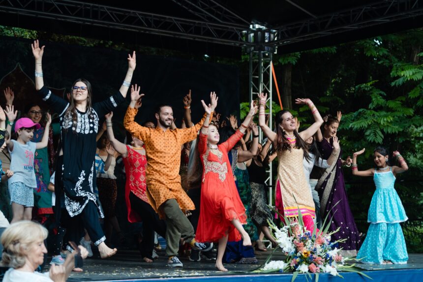 foto f09faab7 maze karo festivalul namaste e in iunie la bucuresti gradina botanica se umple de sari henna yoga dans ca n serialele bollywood si sesiuni de meditatie 6a194a5a8d937