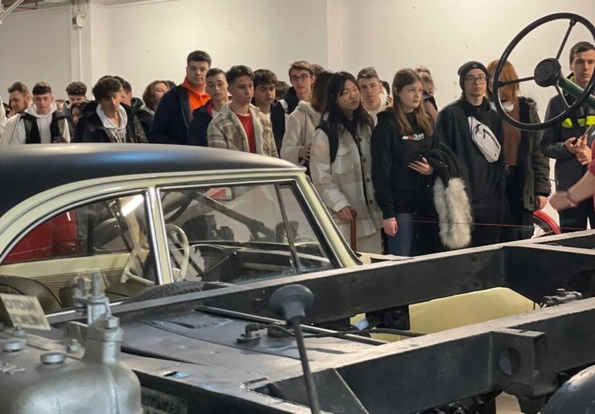 muzeul tehnic a pregatit un program electric la noaptea muzeelor vine si robotul artemis f09fa6be ca sa l cunoasca pe batranul calculator romanesc cifa 102 6a10724b27cf2