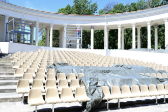 teatrul de vara din parcul bazilescu prinde contur au fost montate scaunele pentru viitorul spatiu cultural 6a0e9c7b04377