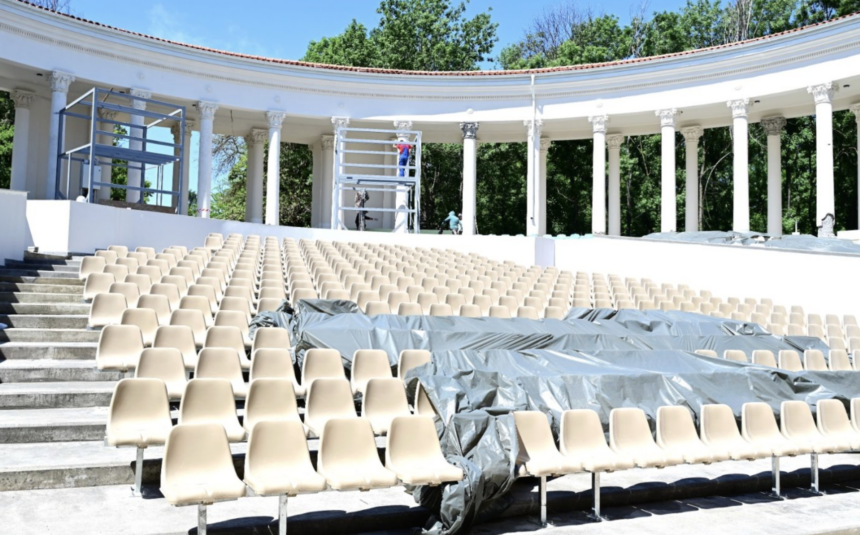 teatrul de vara din parcul bazilescu prinde contur au fost montate scaunele pentru viitorul spatiu cultural 6a0e9c7b04377