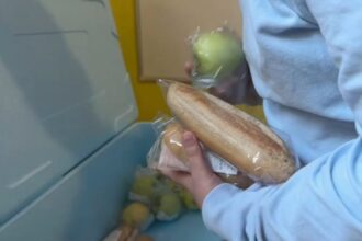 un sandwich si un fruct in loc de mancare calda peste 600 de elevi din sectorul 1 au fost uitati de guvern in programul masa sanatoasa 6a3200a09c649