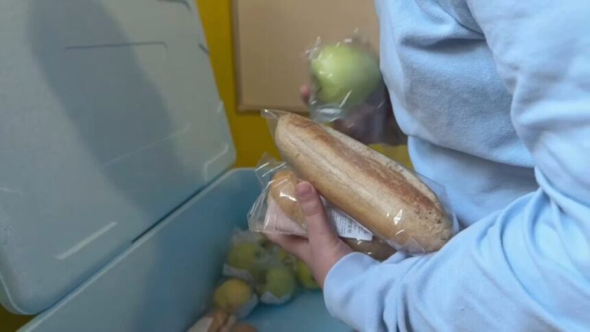 un sandwich si un fruct in loc de mancare calda peste 600 de elevi din sectorul 1 au fost uitati de guvern in programul masa sanatoasa 6a3200a09c649