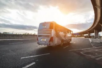 60 de elevi romani lasati fara acte bani si bagaje in timpul unei calatorii in franta hotii le au spart autocarul la nisa 6a671f3fdee26