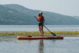 balkanik festival vine cu stand up paddle pe lacul tei concertele se vor tine lant la finalul lunii august iar participantii le vor putea asculta de pe apa 6a68e11822408