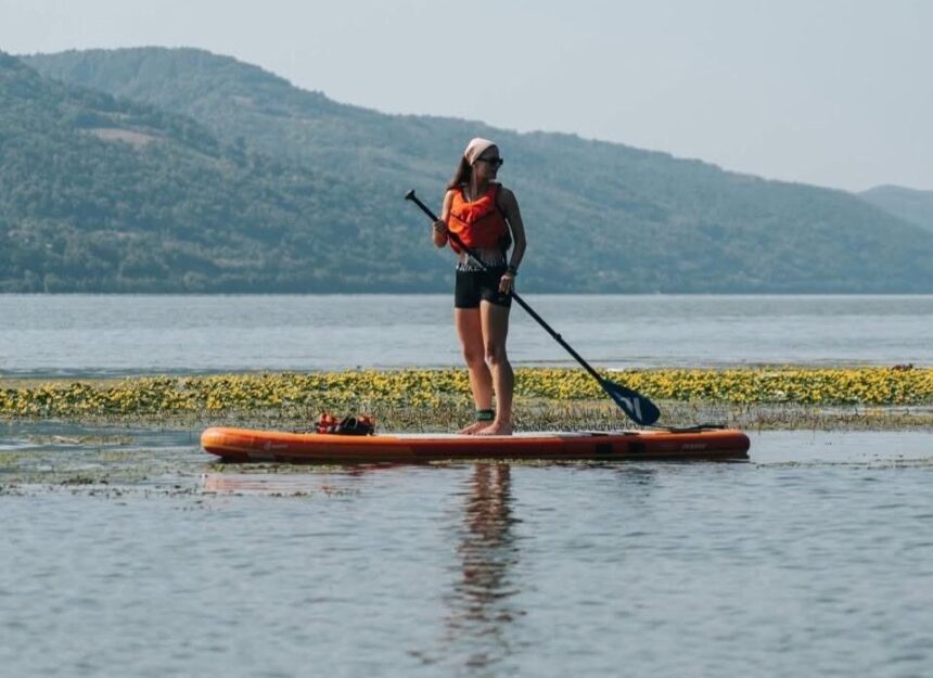balkanik festival vine cu stand up paddle pe lacul tei concertele se vor tine lant la finalul lunii august iar participantii le vor putea asculta de pe apa 6a68e11822408