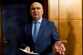 bolojan se tine legat cu lanturi de scaunul de la palatul victoria desi a fost demis de aproape trei luni 6a64d7a1585fc