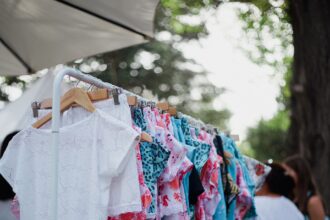 bucurestenii sunt invitati la freeshop in gradina sambata aici vor gasi haine pentru toate anotimpurile si pe care le pot lua acasa gratis 437e3ff0