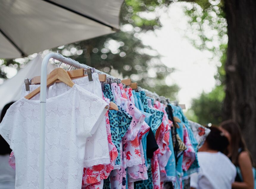 bucurestenii sunt invitati la freeshop in gradina sambata aici vor gasi haine pentru toate anotimpurile si pe care le pot lua acasa gratis 437e3ff0