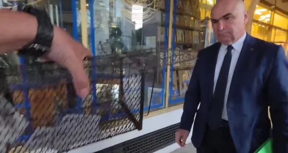 cadou cu pedigree politic marian ceausescu l a asteptat pe ilie bolojan cu o cusca de sobolani pe calea victoriei 11839ea2 10