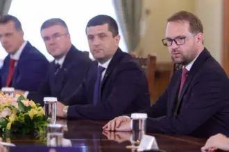 cat de zen a fost atmosfera de la cotroceni dominic fritz il contrazice pe kelemen hunor sa fim mandri ca nu ne am zgariat ochii nu e o solutie 6a55dab4afbb8
