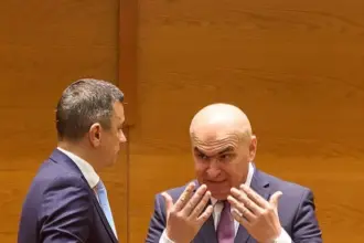 cum a incercat nicusor dan sa i impace pe grindeanu si bolojan am facut o foarte des din pacate fara succes pana la momentul asta 6a5a5e0b49e4a