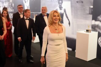 expozitia nadia comaneci drumul catre perfectiune va fi la bucuresti la 50 de ani de la primul 10 olimpic performantele gimnastei pot fi admirate la arhivele nationale 6a4fb876d7761