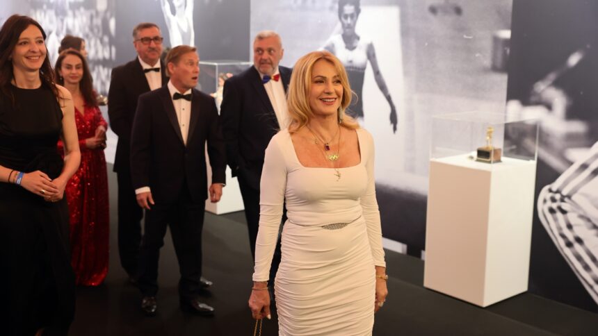 expozitia nadia comaneci drumul catre perfectiune va fi la bucuresti la 50 de ani de la primul 10 olimpic performantele gimnastei pot fi admirate la arhivele nationale 6a4fb876d7761