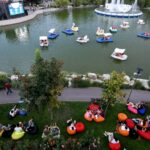 f09f8dbf cinema sub stele se muta in parcul drumul taberei bucurestenii pot vedea filme si de pe lac din barci si hidrobiciclete programul complet 6a6300693b407