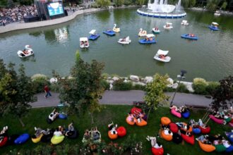 f09f8dbf cinema sub stele se muta in parcul drumul taberei bucurestenii pot vedea filme si de pe lac din barci si hidrobiciclete programul complet 6a6300693b407