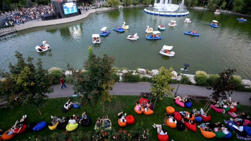 f09f8dbf cinema sub stele se muta in parcul drumul taberei bucurestenii pot vedea filme si de pe lac din barci si hidrobiciclete programul complet 6a6300693b407