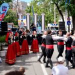 foto atmosfera de poveste la kalimera bucuresti sute de bucuresteni danseaza si se bucura de traditiile grecesti pe bulevardul ferdinand i evenimentul continua si maine e4b8154e