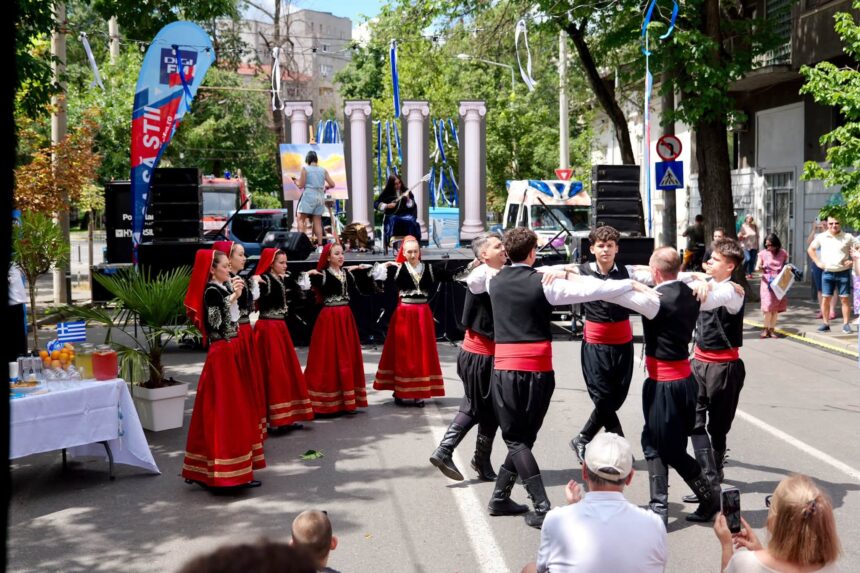 foto atmosfera de poveste la kalimera bucuresti sute de bucuresteni danseaza si se bucura de traditiile grecesti pe bulevardul ferdinand i evenimentul continua si maine e4b8154e