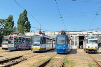 foto tramvaiele tatra ultima zi pe strazile din bucuresti pe linia 35 bucurestenii sunt invitati la petrecerea de adio de la depoul militari 6a5ca128d1a95