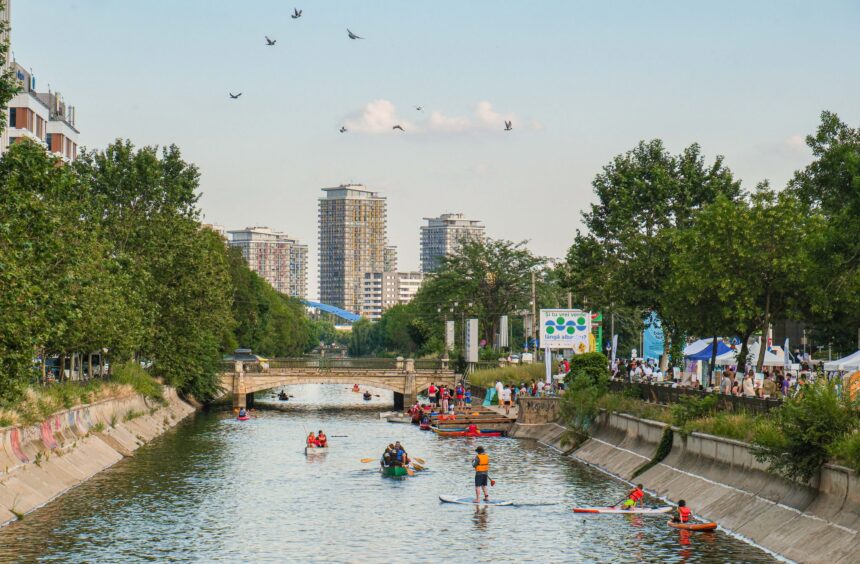 incepe dambovita apa dulce plimbari gratuite cu barca caiacul sau canoele de acum si pana in octombrie modificari de ultima ora si precizarile pmb despre mizeria din rau 6a6cb9813c49d