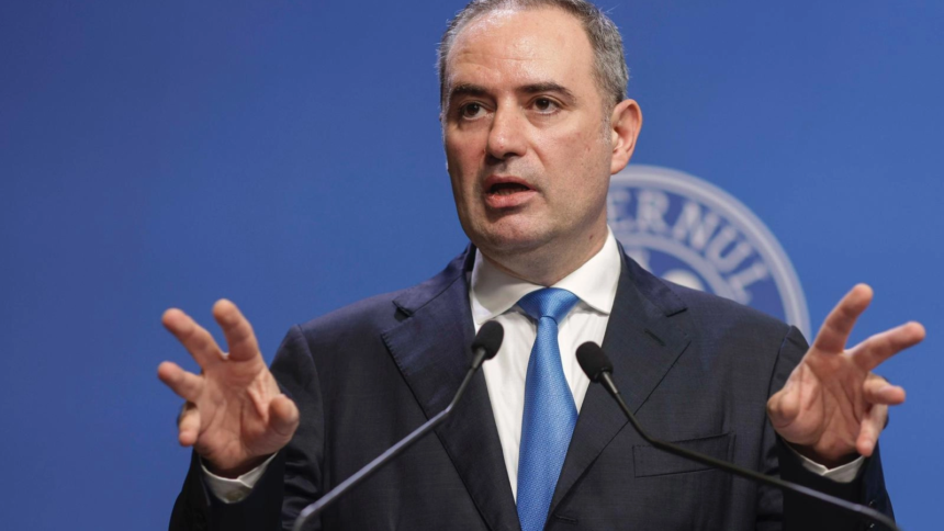 nazare ii raspunde indirect lui citu romania nu se prefinanteaza si nu accelereaza imprumuturile miza ratingului de tara 6a50beb68a043