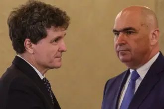 nicusor dan si ilie bolojan fara concediu in aceasta vara cum isi petrec vacanta ceilalti lideri europeni si cine lipseste cel mai mult de la serviciu 6a572c355564a