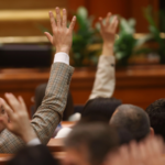 politicienii aflati in conflict de interese ar putea scapa de interdictia de a ocupa o functie publica propunerea legislativa a ministrului justitiei va fi dezbatuta in parlament 6a60d02e4e726