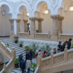 programul porti deschise la pmb continua in weekend cei curiosi pot participa gratuit la tururi ghidate in cladirea monument din bucuresti unde dl ciucu merge la serviciu 6a687ea6c698f