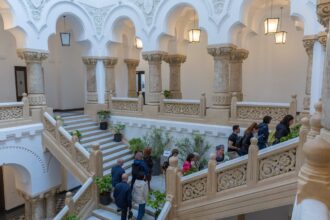 programul porti deschise la pmb continua in weekend cei curiosi pot participa gratuit la tururi ghidate in cladirea monument din bucuresti unde dl ciucu merge la serviciu 6a687ea6c698f