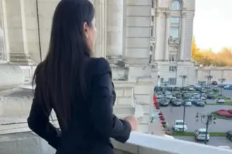 revenire neasteptata dupa 12 ani cu ce se ocupa acum elena basescu si in ce proiect politic important este implicata a contribuit la modificare unei legi promulgata chiar de tatal ei 6a6b07a6392c9