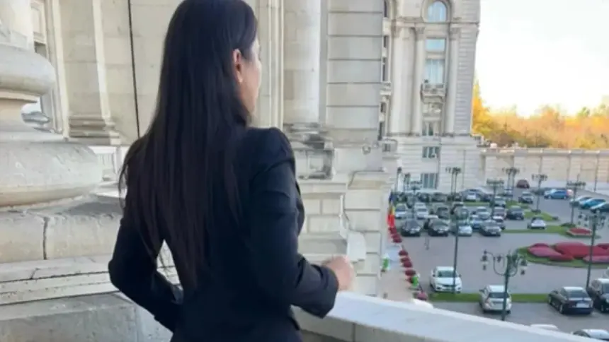 revenire neasteptata dupa 12 ani cu ce se ocupa acum elena basescu si in ce proiect politic important este implicata a contribuit la modificare unei legi promulgata chiar de tatal ei 6a6b07a6392c9
