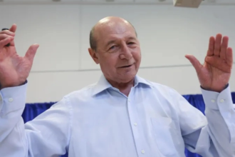 traian basescu il arata cu degetul pe bolojan e nedemn sa pescuiasca parlamentari de la aur sa lase orgoliul la o parte psd si pnl sa repare ce au stricat 6a6ce113450be