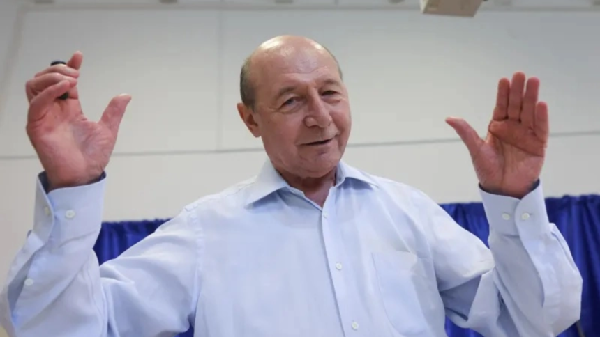 traian basescu il arata cu degetul pe bolojan e nedemn sa pescuiasca parlamentari de la aur sa lase orgoliul la o parte psd si pnl sa repare ce au stricat 6a6ce113450be
