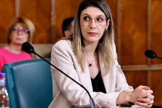 un cunoscut designer critica alegerile vestimentare ale dianei buzoianu ana pauker varianta noua care este cel mai bine imbracata doamna din politica romaneasca 6a60a5df2759f