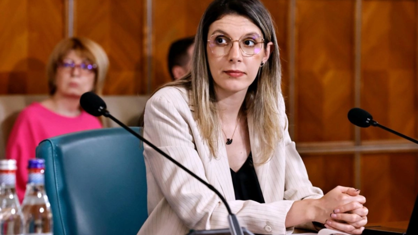 un cunoscut designer critica alegerile vestimentare ale dianei buzoianu ana pauker varianta noua care este cel mai bine imbracata doamna din politica romaneasca 6a60a5df2759f