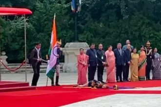 video femeia militar care tinea drapelul romaniei a lesinat in timpul ceremoniei oficiale de la palatul cotroceni 6a622636338ea