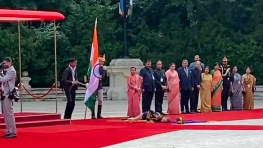 video femeia militar care tinea drapelul romaniei a lesinat in timpul ceremoniei oficiale de la palatul cotroceni 6a622636338ea