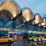 video indicatoarele care ne duc catre mijloacele de transport cand aterizam pe aeroporturile din bucuresti pasagerii sunt indrumati catre statiile stb de taxi sau la tren 6a4f86fe831d1