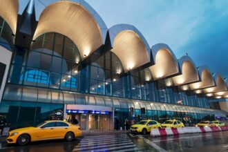 video indicatoarele care ne duc catre mijloacele de transport cand aterizam pe aeroporturile din bucuresti pasagerii sunt indrumati catre statiile stb de taxi sau la tren 6a4f86fe831d1