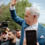 video sute de oameni l au asteptat pe calin georgescu in arges la targul de la domnesti poporul roman s a ridicat a fost insotit si de oana zavoranu 6a5397cdecf4f