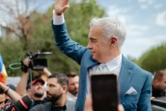 video sute de oameni l au asteptat pe calin georgescu in arges la targul de la domnesti poporul roman s a ridicat a fost insotit si de oana zavoranu 6a5397cdecf4f