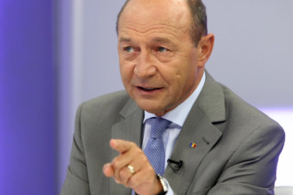 video traian basescu explica cum ar fi jucat strategic in actuala criza politica si il invata pe nicusor dan cum sa devina presedinte jucator eu am luat partidul cu totul 6a4fe745c2d39