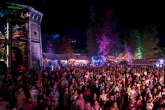 brancusi ajunge la balkanik festival cu sculpturi si instalatii spectaculoase petrecerea se tine intre 28 si 30 august in parcul tei 6a8584c0d9318