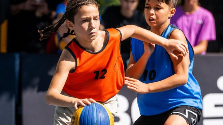 competitia de baschet back 2 hoops e weekendul viitor in parcul nicolae iorga micii sportivi pot participa in urma completarii unui formular 6a8d7bd83eaf4