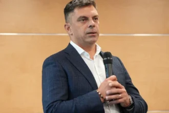 eduard novak s a enervat cand a vazut cum se imbraca barbatii romani la plaja eu urasc pantalonii astia care raman uzi si lipiti de tine dupa ce iesi din apa 6a8200bc9eb2a