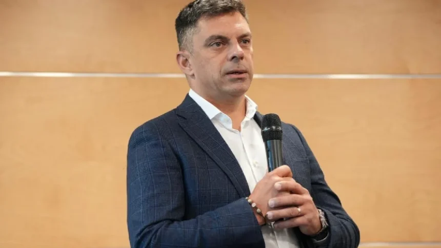 eduard novak s a enervat cand a vazut cum se imbraca barbatii romani la plaja eu urasc pantalonii astia care raman uzi si lipiti de tine dupa ce iesi din apa 6a8200bc9eb2a